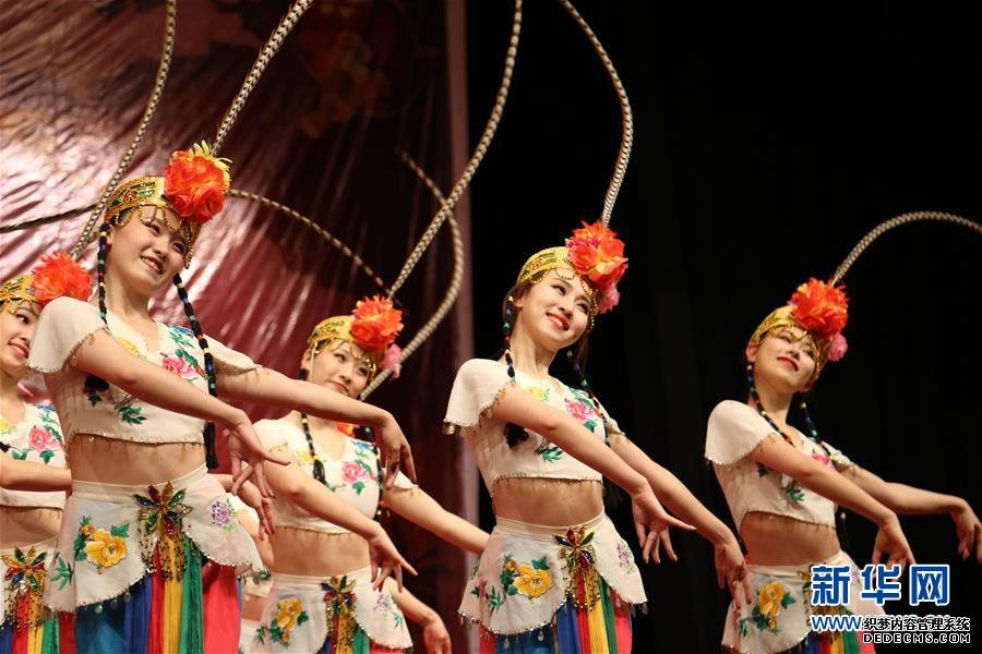 5月10日,中国南京市演艺集团演员在刚果(布)首都布拉柴维尔表演舞蹈。新华社记者 王松宇 摄