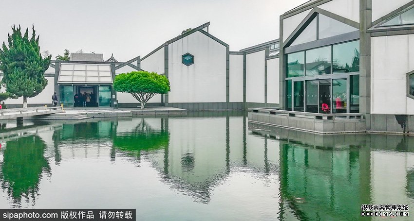 在21世纪之后,苏州博物馆成了贝聿铭的封山之作,他将自己多年积累的建筑智慧结合东方的传统美学以及对家乡的情感全部融汇在这座建筑里,创造出了独具魅力的视觉之美。(SIPA版权作品,请勿转载)