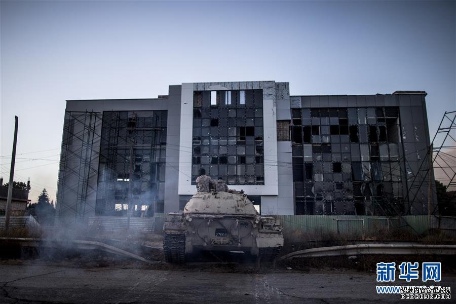 这是5月26日在利比亚首都的黎波里拍摄的一辆利比亚民族团结政府武装的坦克。新华社发（阿姆鲁摄）