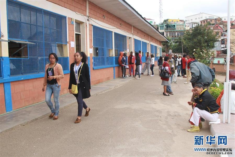 5月27日，在马达加斯加首都塔那那利佛，选民在一处投票站外等待。新华社发（西塔卡摄）