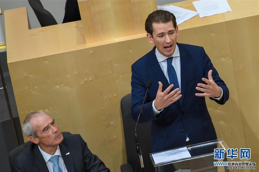 5月27日，在奥地利维也纳，奥地利总理库尔茨（右）出席国民议会特别会议。新华社记者 郭晨 摄