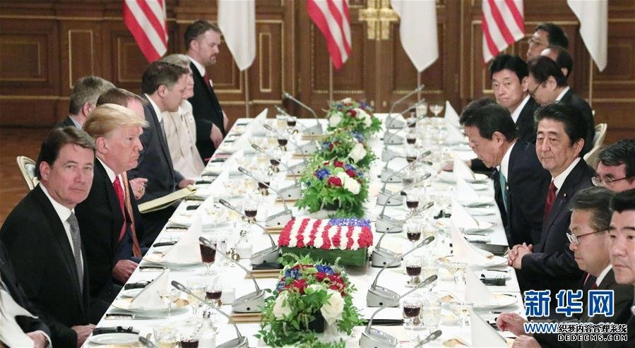 5月27日，在日本东京，日本首相安倍晋三（右四）与美国总统特朗普（左二）举行工作午餐。新华社/共同社