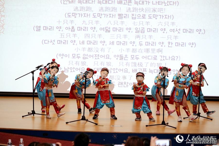 参加比赛的韩国幼儿园小朋友。
