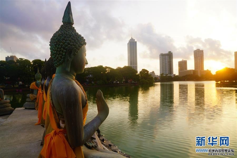 这是夕阳下的斯里兰卡科伦坡水中庙佛像（5月27日摄）。新华社记者 唐璐 摄