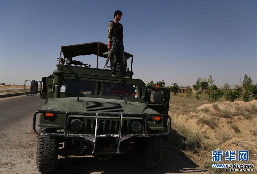 6月2日，在阿富汗加兹尼省，阿安全部队士兵在袭击现场警戒。