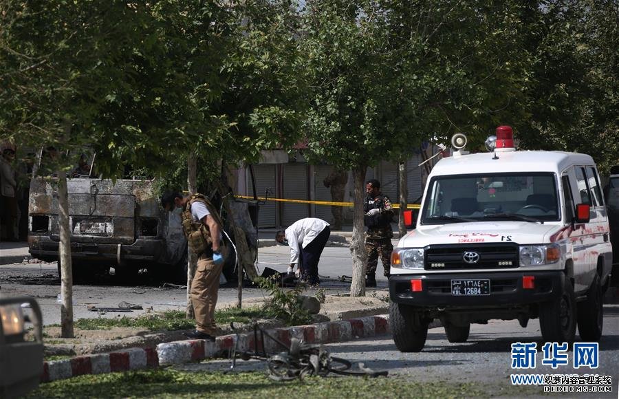 6月3日，在阿富汗首都喀布尔，安全部队士兵查看汽车爆炸现场。 新华社发（拉赫马特·阿里扎达 摄）