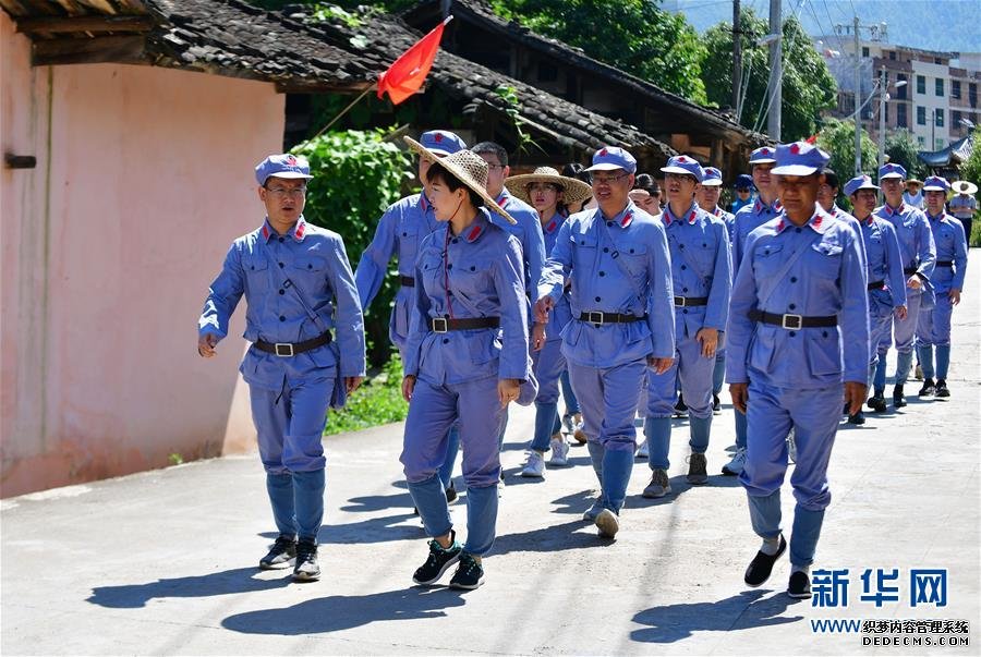 （壮丽70年 奋进新时代·记者再走长征路）（1）“记者再走长征路”上的特别党课