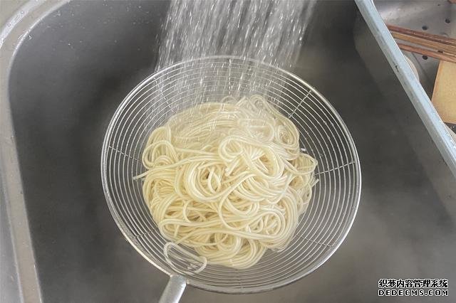 用挂面做炒面,不要煮过就炒,多加2步,不坨不粘锅,根根分明