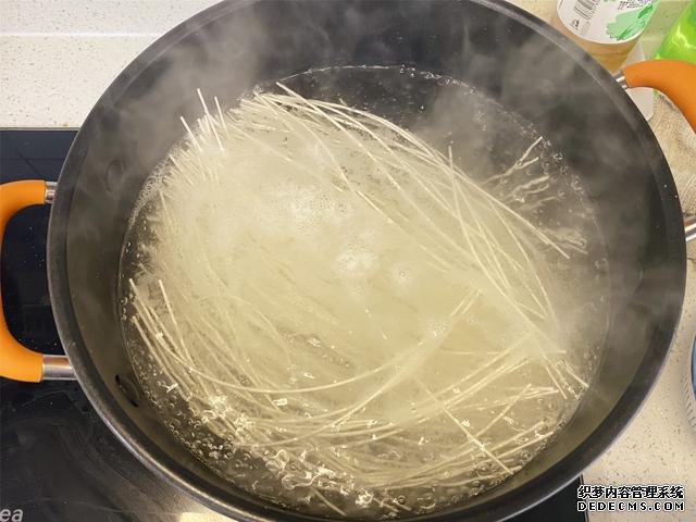 用挂面做炒面,不要煮过就炒,多加2步,不坨不粘锅,根根分明