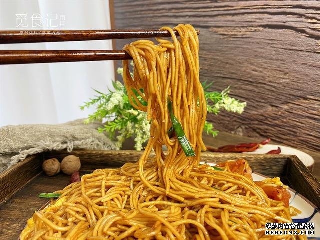 用挂面做炒面,不要煮过就炒,多加2步,不坨不粘锅,根根分明