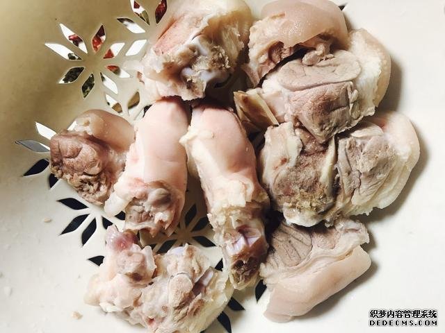 黄豆焖猪脚这样做，猪脚不腥还软绵，香糯又美味，一锅都不够吃