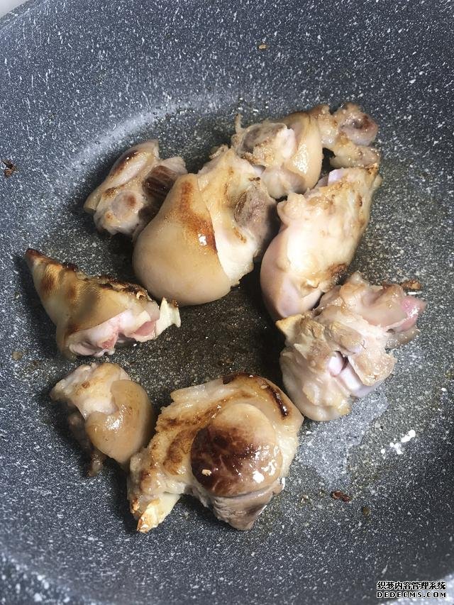 黄豆焖猪脚这样做,猪脚不腥还软绵,香糯又美味,一锅都不够吃