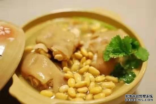 黄豆焖猪脚这样做,猪脚不腥还软绵,香糯又美味,一锅都不够吃