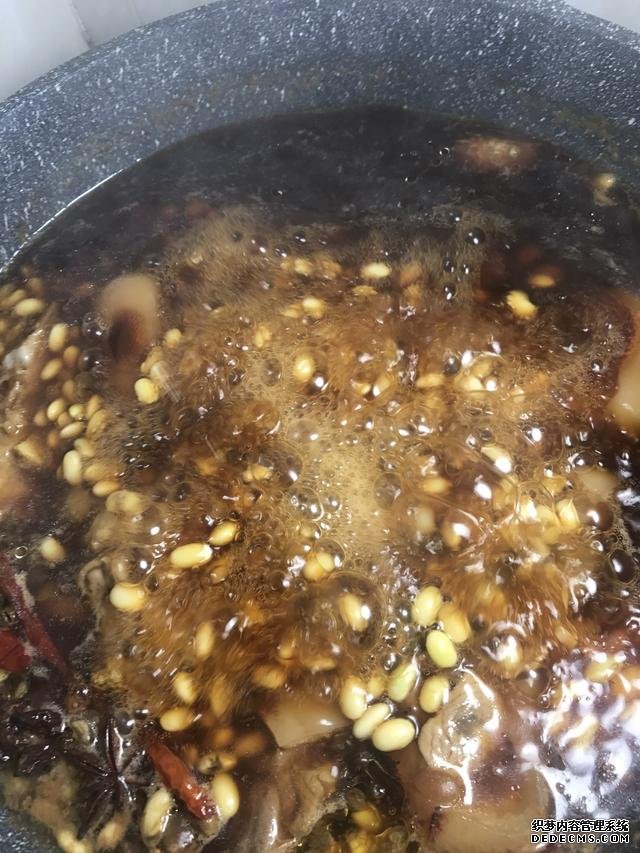 黄豆焖猪脚这样做,猪脚不腥还软绵,香糯又美味,一锅都不够吃