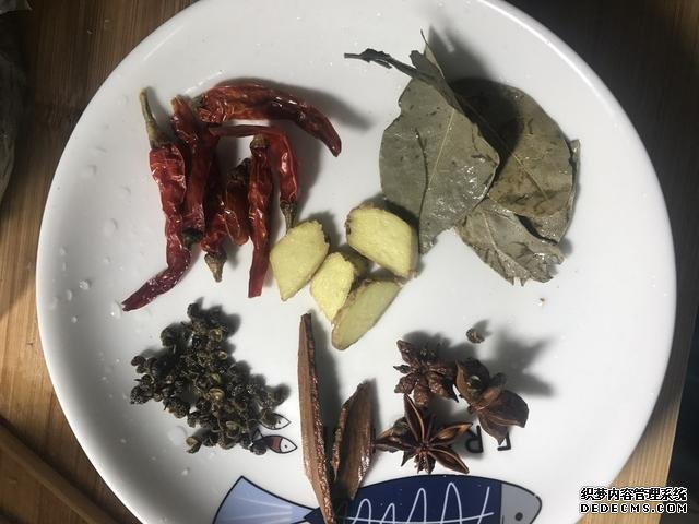 黄豆焖猪脚这样做,猪脚不腥还软绵,香糯又美味,一锅都不够吃