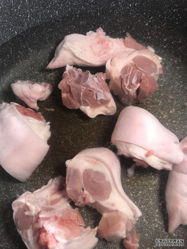 黄豆焖猪脚这样做,猪脚不腥还软绵,香糯又美味,一锅都不够吃