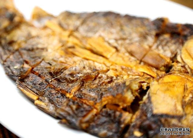 鲫鱼我只服这样做,稍微腌制风干,做好一次可以吃上半年