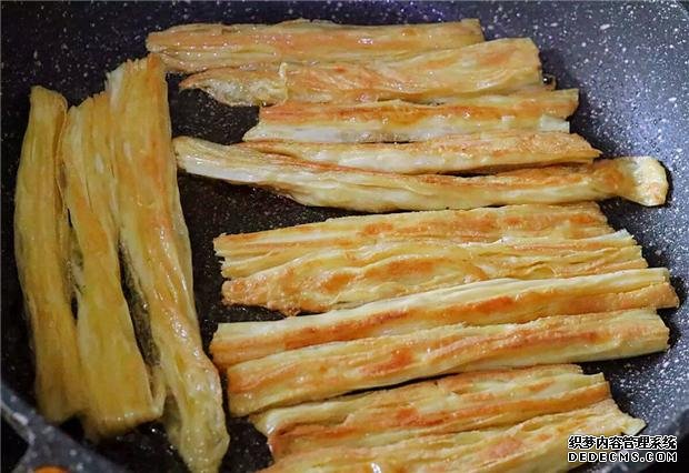 小孩爱吃辣条,教你动手在家做,吃的放心还营养,我家一做一大盘