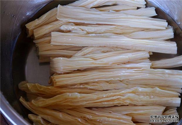 小孩爱吃辣条,教你动手在家做,吃的放心还营养,我家一做一大盘