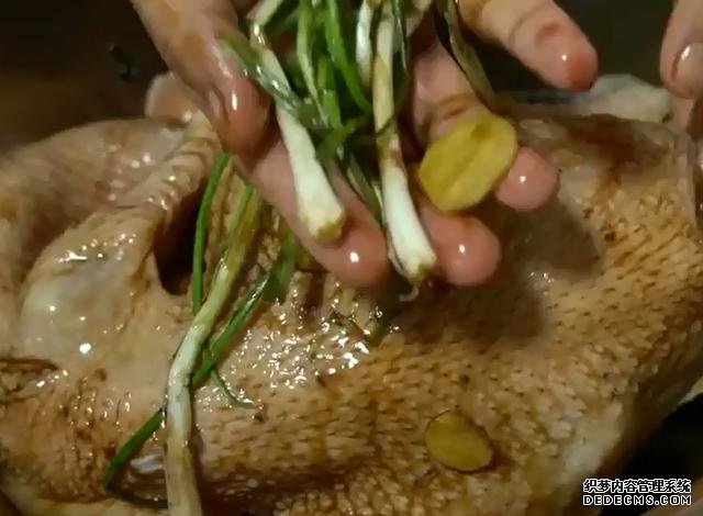 一整只鸡丢进电饭煲,不加水不用油,鲜嫩多汁,营养美味又简单