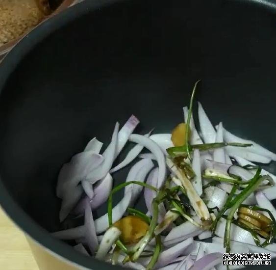 一整只鸡丢进电饭煲,不加水不用油,鲜嫩多汁,营养美味又简单