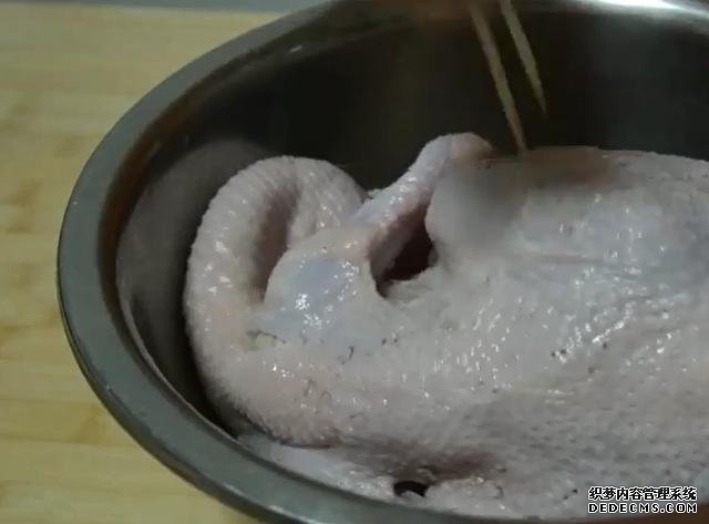 一整只鸡丢进电饭煲,不加水不用油,鲜嫩多汁,营养美味又简单