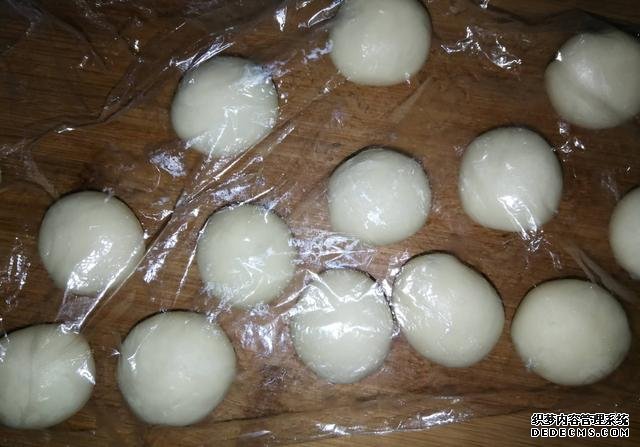 一碗面粉,一把芝麻,老婆饼在家做,不出门也能吃到,酥到掉渣