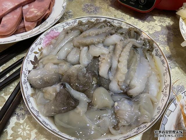 假期快结束，家里食材剩太少，凑齐食材，也要做顿简单“大餐”