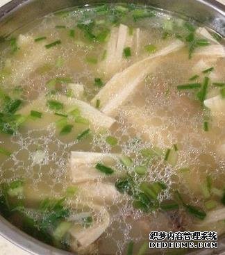 美食推荐：蒜香瓜藤、酱油炒木耳、菠菜炒肥牛、腐竹排骨汤的做法