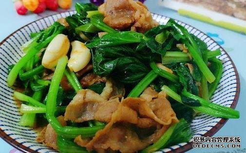 美食推荐：蒜香瓜藤、酱油炒木耳、菠菜炒肥牛、腐竹排骨汤的做法