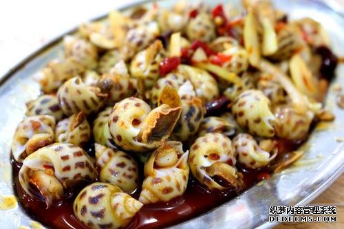 大连大婶开酱焖小海鲜店,一开门就有人来排队,食客:奔着酱料来