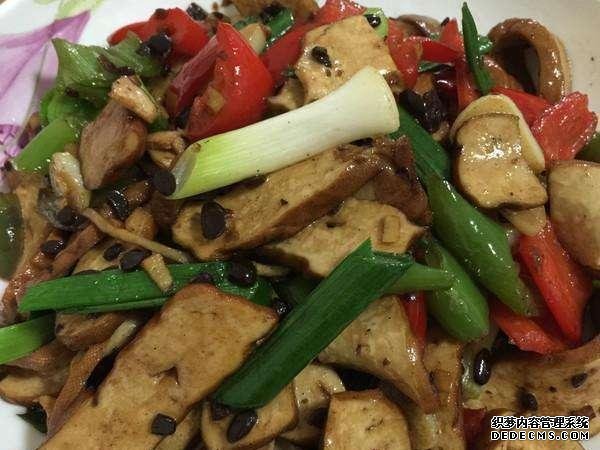 香菇片炒五花肉,尖椒青蒜香干,春笋鱼片这几道家常菜的做法