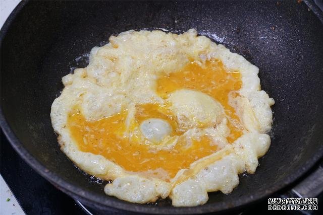炒鸡蛋,多加几味料变螃蟹味,家人吃上瘾的“赛螃蟹”,超下饭