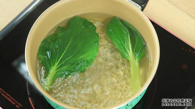 赛螃蟹炒饭怎么做?不用螃蟹而用它,米粒金黄又圆润