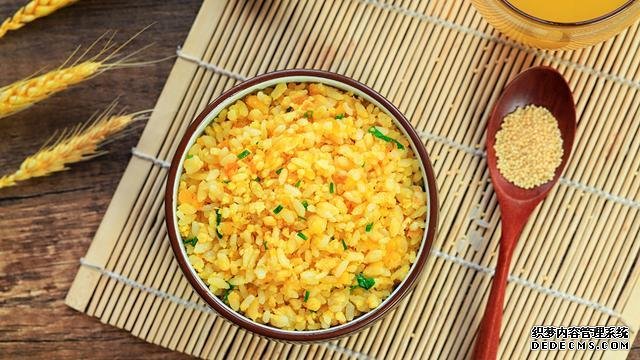 赛螃蟹炒饭怎么做?不用螃蟹而用它,米粒金黄又圆润