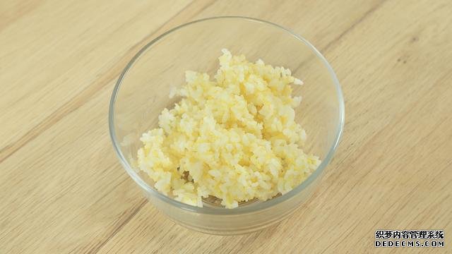 赛螃蟹炒饭怎么做?不用螃蟹而用它,米粒金黄又圆润