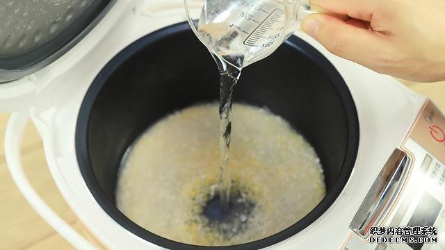 赛螃蟹炒饭怎么做?不用螃蟹而用它,米粒金黄又圆润