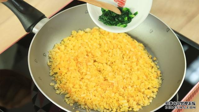 赛螃蟹炒饭怎么做？不用螃蟹而用它，米粒金黄又圆润