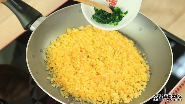 赛螃蟹炒饭怎么做?不用螃蟹而用它,米粒金黄又圆润
