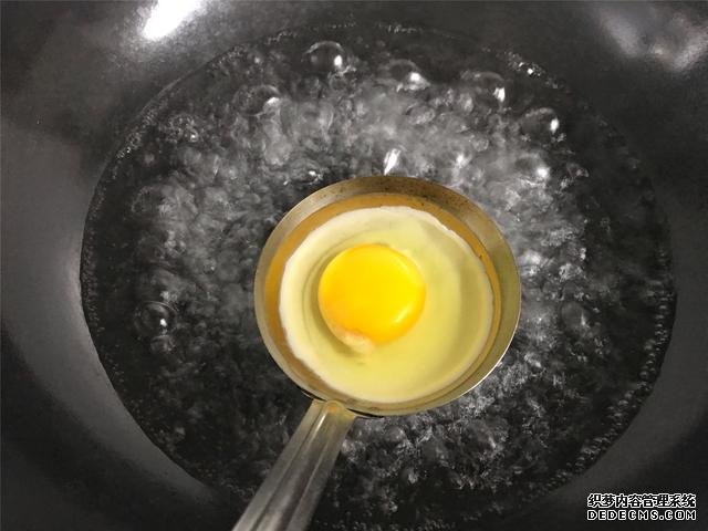 水煮荷包蛋,冷水下锅还是开水下锅?学会这三招,鸡蛋圆嫩不散