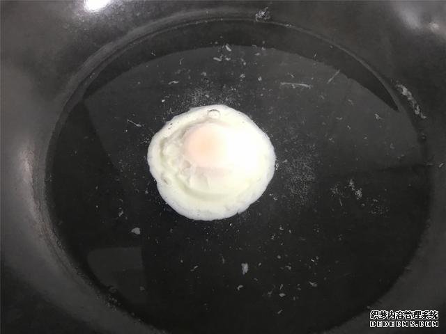 水煮荷包蛋,冷水下锅还是开水下锅?学会这三招,鸡蛋圆嫩不散