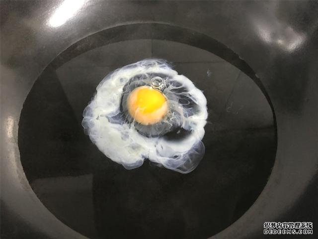 水煮荷包蛋,冷水下锅还是开水下锅?学会这三招,鸡蛋圆嫩不散