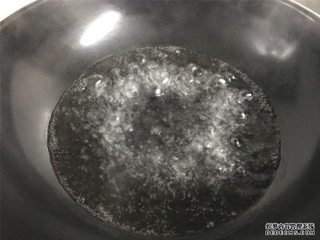 水煮荷包蛋,冷水下锅还是开水下锅?学会这三招,鸡蛋圆嫩不散