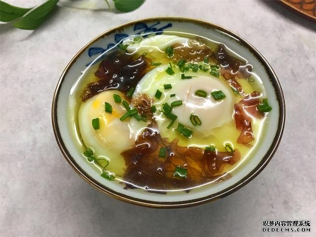 水煮荷包蛋,冷水下锅还是开水下锅?学会这三招,鸡蛋圆嫩不散