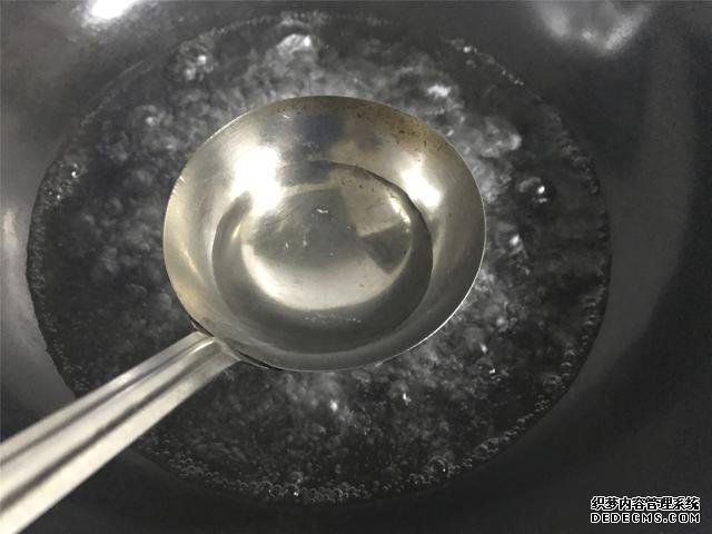 水煮荷包蛋,冷水下锅还是开水下锅?学会这三招,鸡蛋圆嫩不散