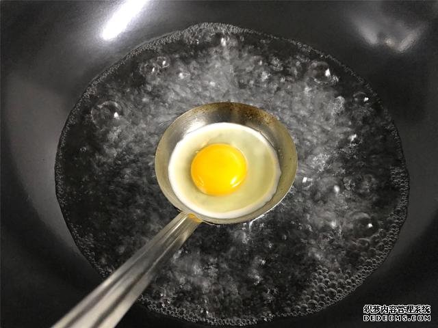 水煮荷包蛋,冷水下锅还是开水下锅?学会这三招,鸡蛋圆嫩不散