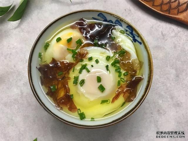 水煮荷包蛋,冷水下锅还是开水下锅?学会这三招,鸡蛋圆嫩不散