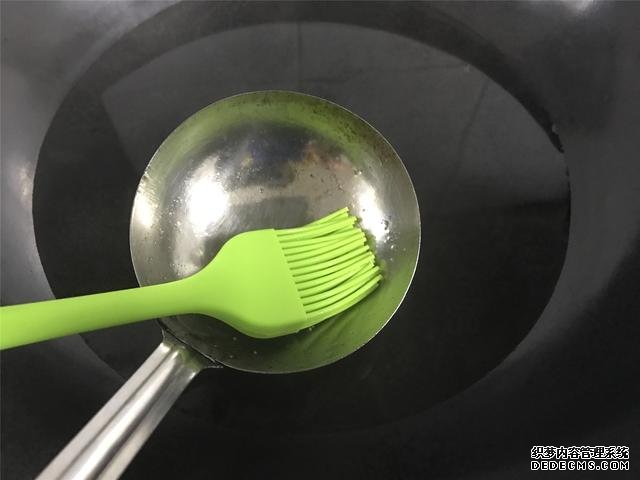 水煮荷包蛋,冷水下锅还是开水下锅?学会这三招,鸡蛋圆嫩不散