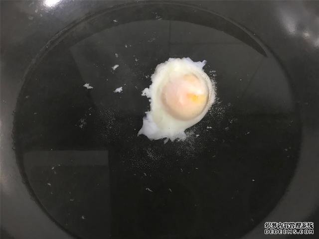 水煮荷包蛋,冷水下锅还是开水下锅?学会这三招,鸡蛋圆嫩不散