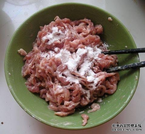 家庭版自制水煮肉,肉嫩软滑,麻辣鲜香,每次做都不够吃